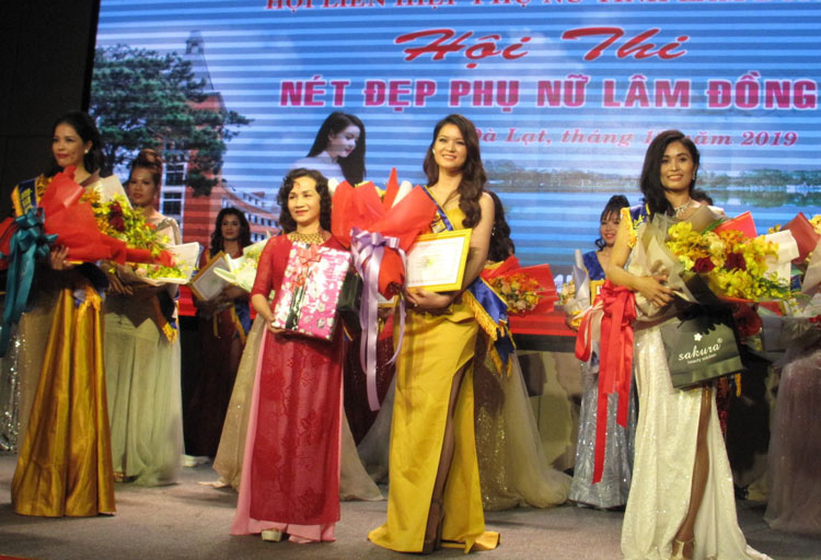Thí sinh đoạt giải nhất hội thi Trần Thị Gấm nhận quà tặng từ nữ doanh nhân Võ Thị Sơn trao tặng chiếc áo dài móc truyền thống Đà Lạt trị giá 20 triệu đồng