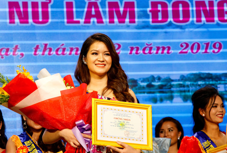 Người đẹp Trần Thị Gấm (Bảo Lộc) đăng quang Hội thi Nét đẹp phụ nữ Lâm Đồng - Ảnh CHÍNH THÀNH 