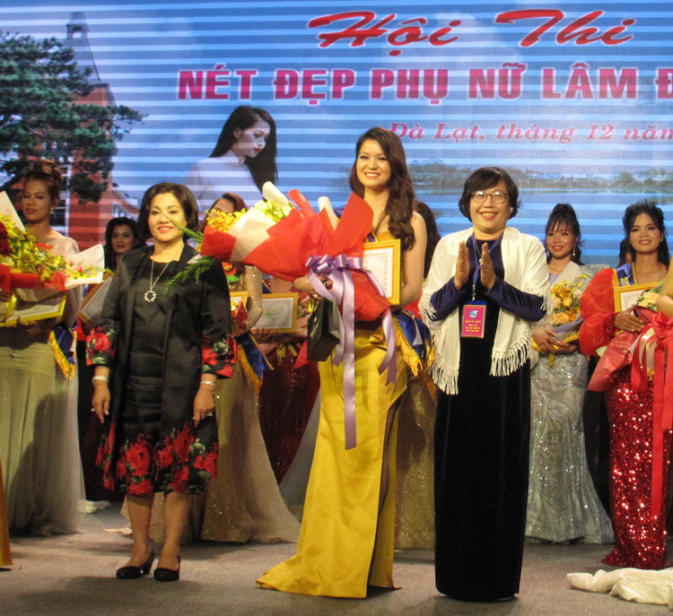 Người đẹp Trần Thị Gấm (Bảo Lộc) đăng quang Hội thi Nét đẹp phụ nữ Lâm Đồng - Ảnh CHÍNH THÀNH 
