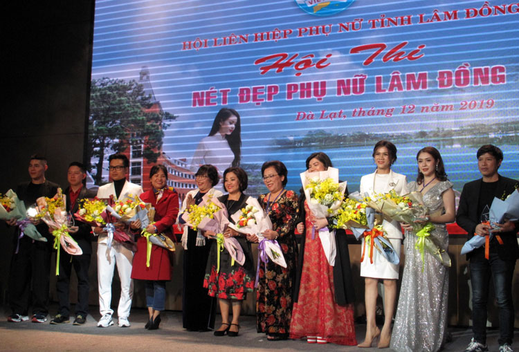 Bà Phạm Thị Mỹ Huyền - Chủ tịch Hội LHPN tỉnh, Trưởng Ban Tổ chức hội thi tặng hoa cho các nhà tài trợ đóng góp cho thành công của hội thi