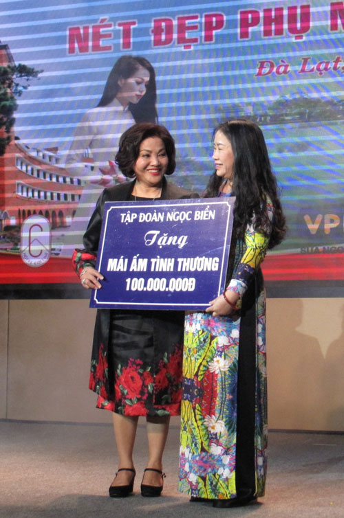Bà Trần Thị Liên - Chủ tịch HĐQT Tập đoàn Ngọc Biển trao tài trợ 100 triệu đồng cho Hội LHPN tỉnh Lâm Đồng để xây dựng 2 mái ấm tình thương