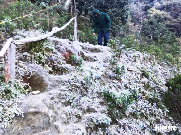 Sáng 9-12, băng giá xuất hiện ở nhiều vùng núi cao của huyện Kỳ Sơn, Nghệ An