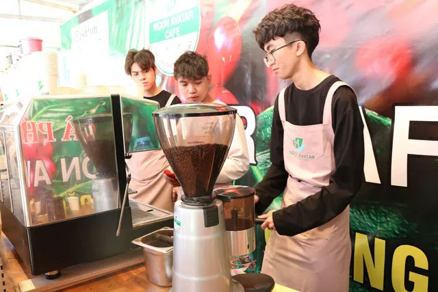 Không những sản phẩm cà phê chất lượng mà tại đây những giọt cà phê cũng được pha chế theo công nghệ máy xay sạch.