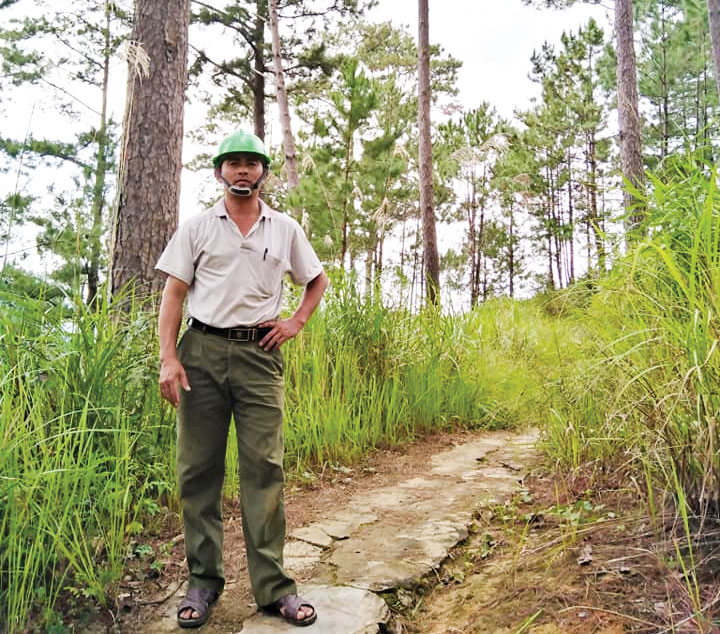 Ông Vũ Đình Khánh trên đường tuần tra rừng.