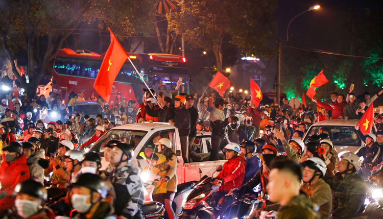Hàng ngàn người dân Đà Lạt đổ ra đường Trần Quốc Toản chạy quanh hồ Xuân Hương, đặc biệt là khu vòng xoay trước chợ đêm Đà Lạt để mừng chiến thắng của U22 Việt Nam. Ảnh: C.THÀNH