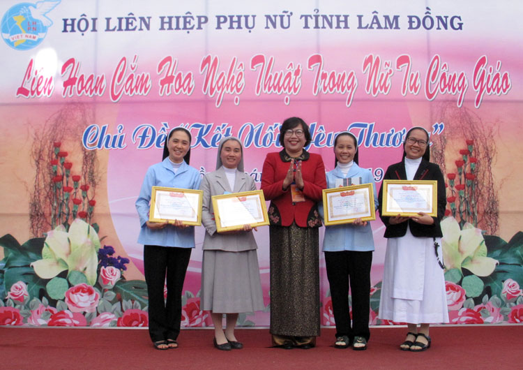 Bà Phạm Thị Mỹ Huyền - Chủ tịch Hội LHPN tỉnh Lâm Đồng, Trưởng Ban tổ chức Liên hoan cắm hoa nghệ thuật trong nữ tu công giáo trao giải A cho các nữ tu