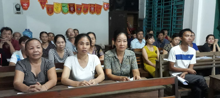 Bà Nguyễn Thị Hơn (người thứ nhất hàng đầu từ phải sang) vận động Nhân dân Tổ dân phố 4A+4D thị trấn Đạ Tẻh tham dự hội nghị tuyên truyền về BHXH - BHYT tự nguyện cuối tháng 10 năm 2019. Ảnh: N.T.T
