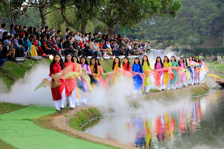 Chương trình biểu diễn thời trang lụa tơ tằm của nhà thiết kế Minh Hạnh năm 2018 bên bờ hồ Xuân Hương, tạo nên một sức hút đặc biệt đến đông đảo người dân, du khách trong và ngoài nước - Ảnh VÕ TRANG