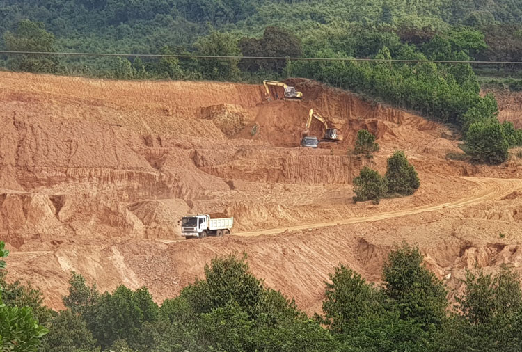 Các phương tiện liên tục hoạt động tại điểm khai thác đất rộng hàng ngàn mét vuông ngay dưới chân đèo Bảo Lộc (thị trấn Đạ M’ri)