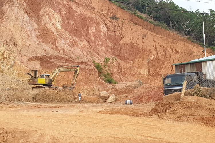 Một quả đồi bị khai thác đất tràn lan tại xã Đạ P’Loa