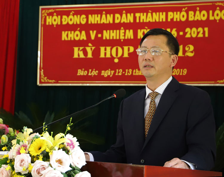 Chủ tịch UBND TP Bảo Lộc Đoàn Kim Đình tiếp thu, giải trình ý kiến của đại biểu tại kỳ họp