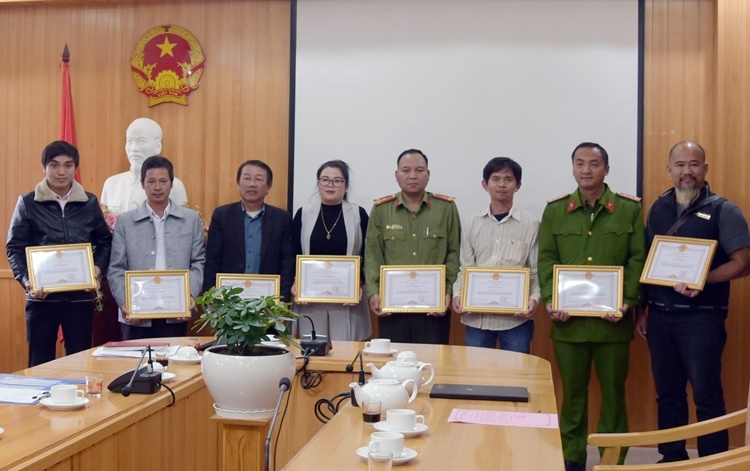 UBND huyện Lạc Dương tặng giấy khen cho các tập thể đã có thành tích trong tham gia Mùa hội Cỏ hồng