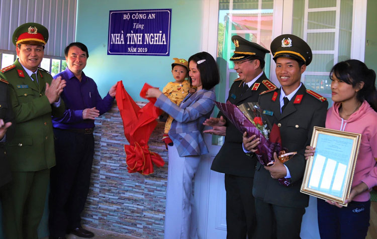 Thứ trưởng Bộ Công an Nguyễn Văn Thành (thứ 3 từ phải qua) dự lễ bàn giao nhà tình nghĩa cho đồng chí K’Kèng