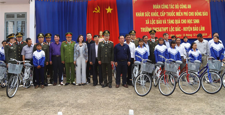 Thứ trưởng Bộ Công an Nguyễn Văn Thành và đồng chí Phạm S – Phó Chủ tịch UBND tỉnh Lâm Đồng trao xe đạp cho các em học sinh Trường THCS&THPT Lộc Bắc