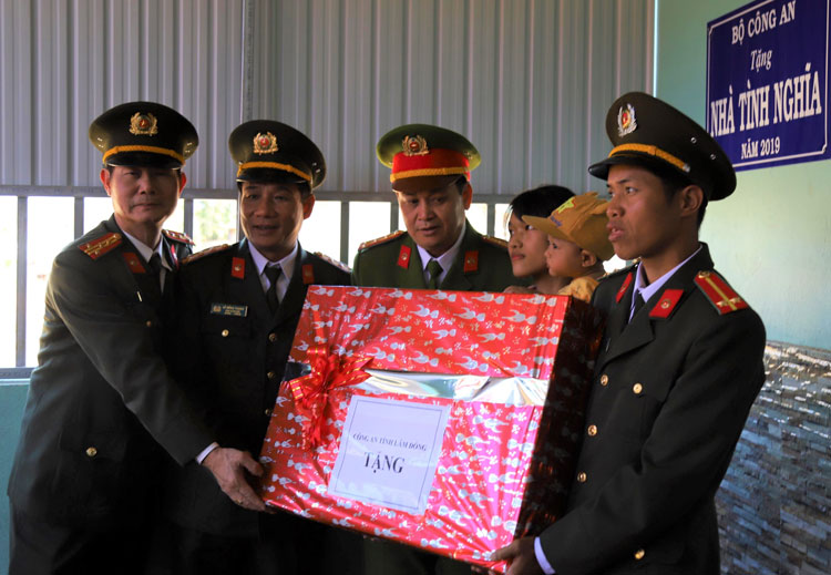 Ban Giám đốc Công an Lâm Đồng tặng quà cho gia đình đồng chí K’Kèng