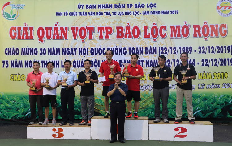 Ông Nguyễn Văn Triệu – Bí thư Thành ủy Bảo Lộc trao giải cho các cặp VĐV nhóm 2