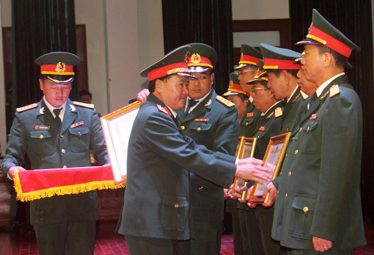 Lãnh đạo Học viện Lục quân trao thưởng cho các tập thể, các nhân có thành tích xuất sắc