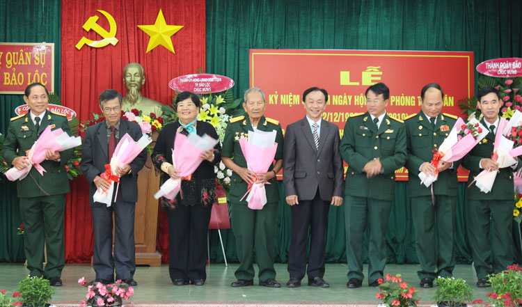 Lãnh đạo thành phố Bảo Lộc tặng hoa các cựu chiến binh