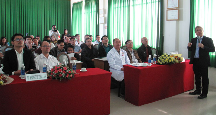 Chuyên gia phẫu thuật nội soi cột sống - GS Pornpavit Sriphirom (Thái Lan) trình bày chuyên đề tại hội thảo