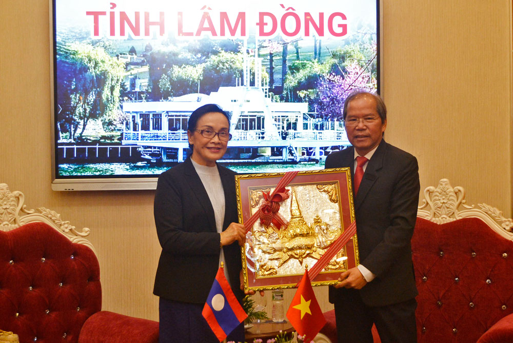 Bà Naly Sisoulith trao quà cho đồng chí Nguyễn Xuân Tiến