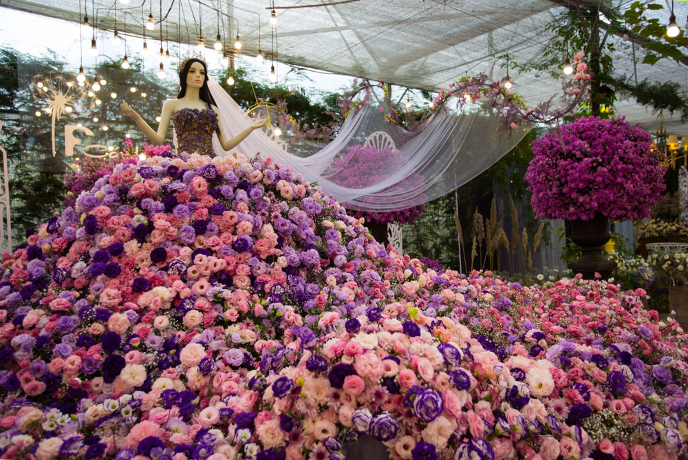 “Chiếc váy cưới kết bằng hoa tươi lớn nhất Việt Nam”