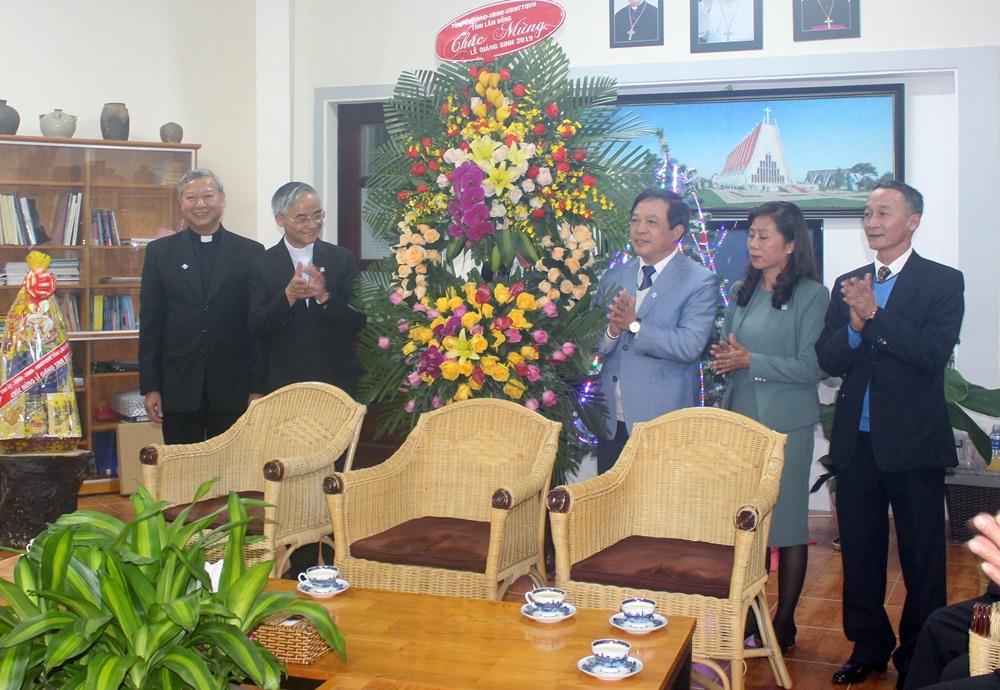 Chủ tịch UBND tỉnh Lâm Đồng Đoàn Văn Việt chúc mừng Trung tâm Mục vụ Đà Lạt nhân dịp Giáng sinh
