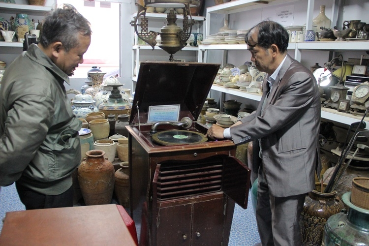 Nhà sưu tập Nguyễn Văn Tuấn giới thiệu với khách tham quan hoạt động của máy hát dĩa quay dây thiều nguồn gốc từ Châu Âu du nhập vào Đà Lạt đầu thế kỷ 20 và được sử dụng ở Nhà thờ Con Gà