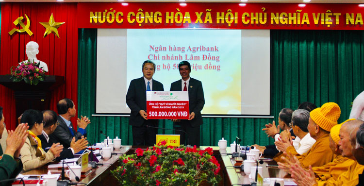 Các đơn vị trao tiền ủng hộ Quỹ “Vì người nghèo” tỉnh Lâm Đồng năm 2019