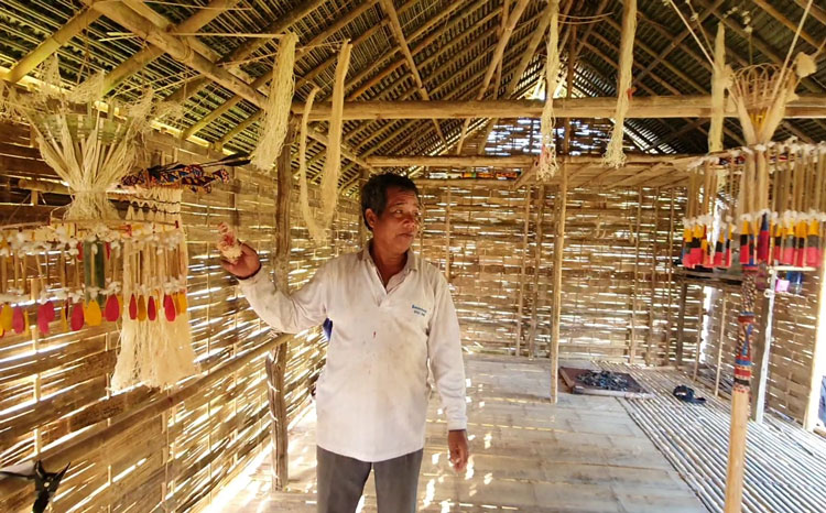 Già làng Điểu K’Banh làm lễ cúng cho ngôi nhà mới dựng. Ảnh: Tiểu Vân