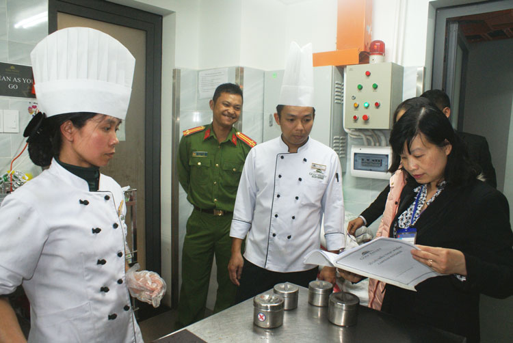 Đoàn kiểm tra khâu lưu mẫu thực phẩm tại khách sạn phục vụ khách quốc tế và trong nước tham dự Festival Hoa Đà Lạt 2019