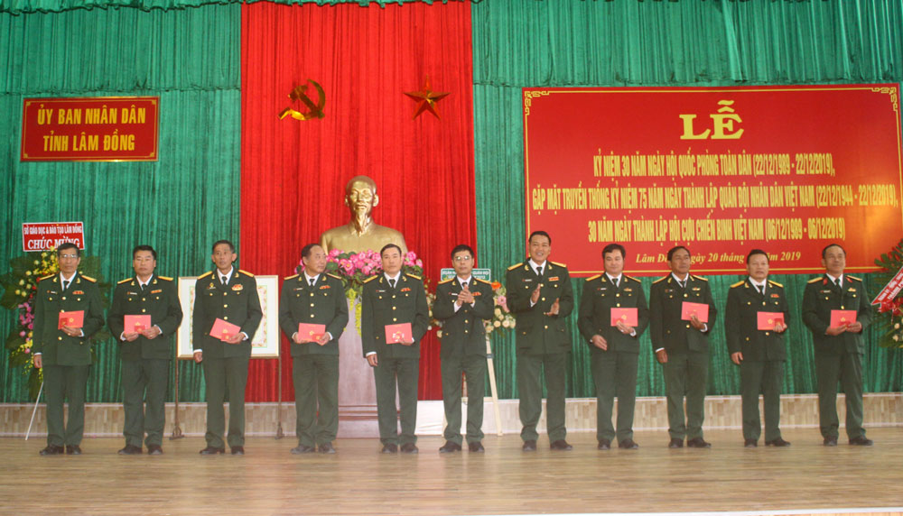 Lãnh đạo Bộ Chỉ huy quân sự tỉnh trao tặng kỷ niệm chương vì sự nghiệp xây dựng QĐND Việt Nam cho các cá nhân
