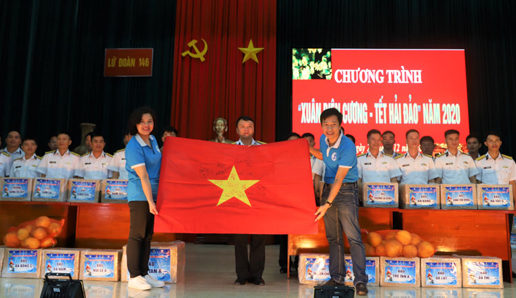 CLB Tuổi Trẻ vì biển đảo quê hương tặng lá cờ Tổ quốc có chữ ký của các tuyển thủ U22 Việt Nam cho cán bộ, chiến sĩ đang làm nhiệm vụ trên quần đảo Trường Sa