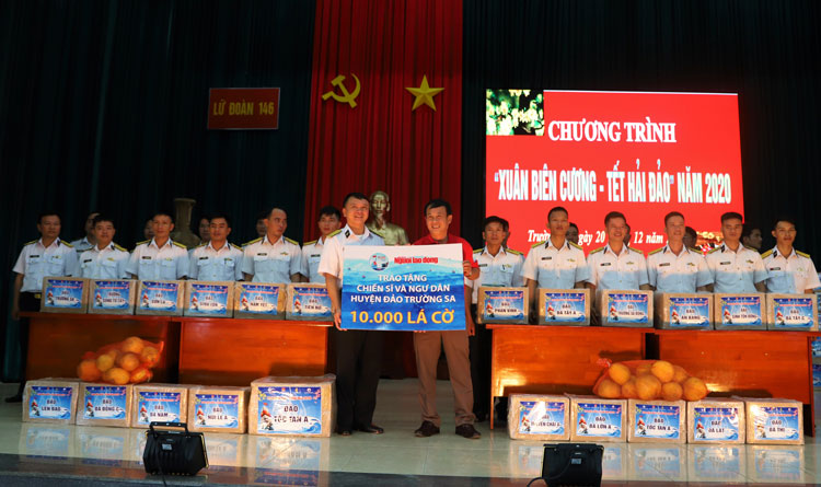Báo Người Lao Động tặng 10.000 lá cờ Tổ quốc tới cán bộ, chiến sĩ và nhân dân huyện đảo Trường Sa