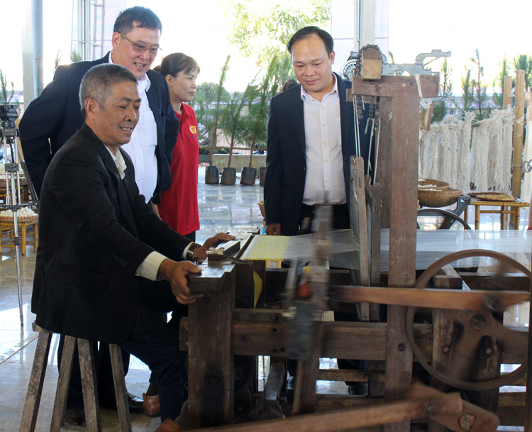Ông Huỳnh Tấn Phước, Công ty Vietnam Silk House, giới thiệu công đoạn dệt lụa cho du khách