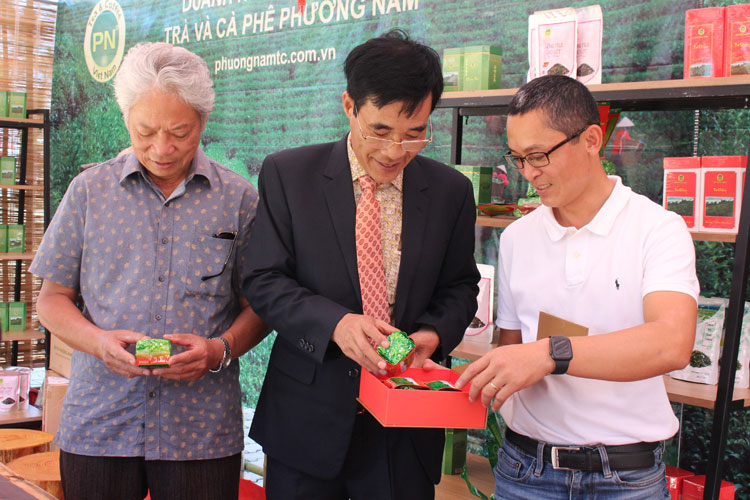 Công ty Trà Phương Nam giới thiệu sản phẩm với các lãnh đạo TP Bảo Lộc