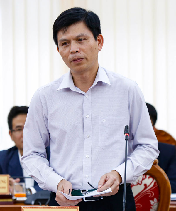 Thứ trưởng Bộ Giao thông Vận tải Lê Anh Tuấn trả lời các vấn đề liên quan tới hạ tầng giao thông tại Lâm Đồng. Ảnh: C.Thành