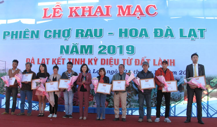 Bà Huỳnh Thị Thanh Xuân - Bí thư Thành ủy Đà Lạt tặng bằng khen cho các đơn vị tham gia phiên chợ rau hoa Đà Lạt