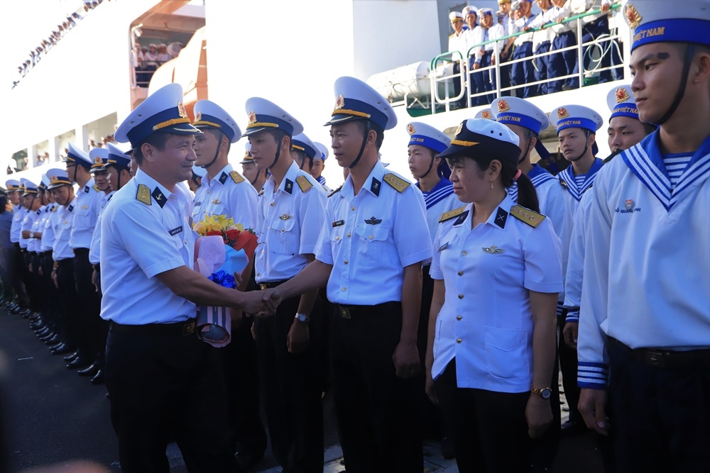 Lãnh đạo Vùng 4 Hải quân bắt tay động viên đoàn công tác hoàn thành xuất sắc nhiệm vụ được giao