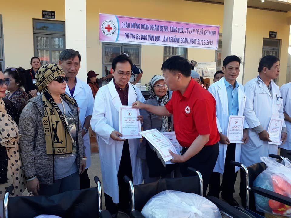 Chủ tịch Hội CTĐ tỉnh Lâm Đồng Đỗ Hoàng Tuấn trao bằng ghi nhận tấm lòng vàng của đoàn công tác từ thiện xã hội đến từ Thành phố Hồ Chí Minh 