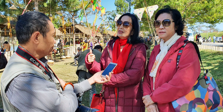 Hai NSND Trà Giang và Minh Đức trả lời phỏng vấn của phóng viên Báo Lâm Đồng