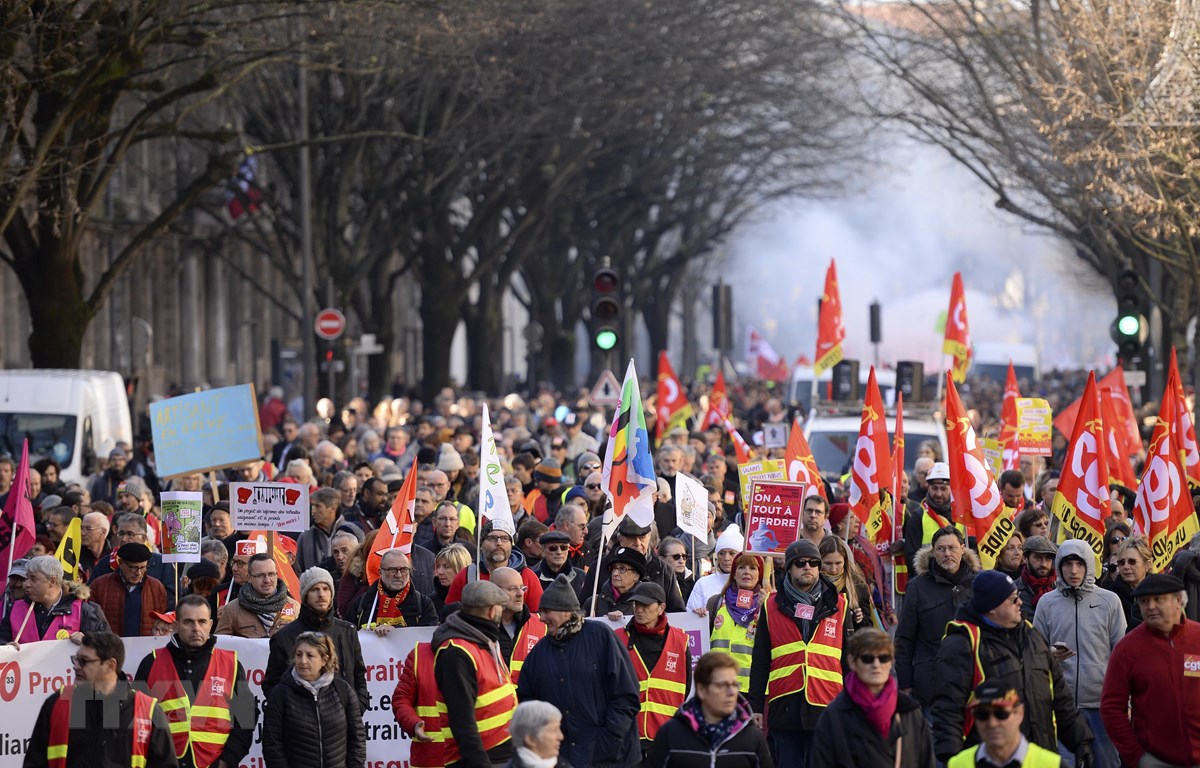 Người dân biểu tình phản đối kế hoạch của Chính phủ cải cách hệ thống lương hưu tại Bordeaux, Pháp. (Ảnh: AFP/TTXVN)