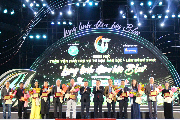 Chủ tịch UBND tỉnh Đoàn Văn Việt trao giấy chứng nhận cấp quyền sử dụng nhãn hiệu Trà B’Lao và Tơ lụa Bảo Lộc cho các doanh nghiệp