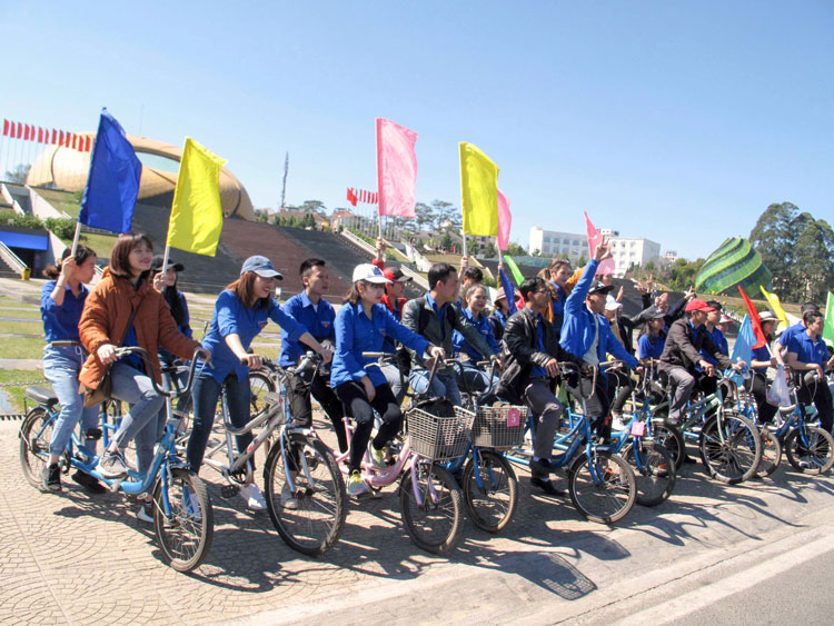 Tuổi trẻ ngành Y tế đạp xe vì sức khỏe Việt Nam tại Quảng trường Lâm viên Đà Lạt. Ảnh: A.Nhiên