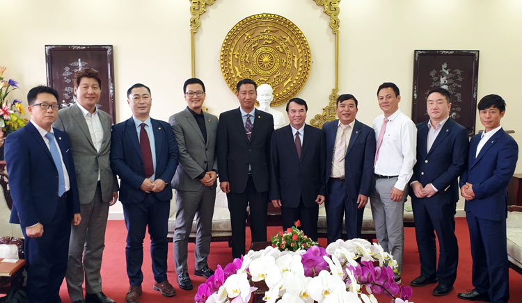 Phái đoàn chuyên gia, nhà khoa học Hàn Quốc, Việt Nam và lãnh đạo UBND tỉnh Lâm Đồng sau buổi làm việc. Ảnh: M.Đạo