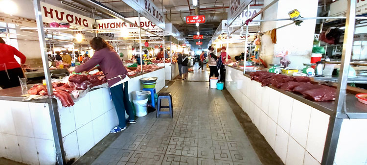  Những quầy thịt heo tại chợ Đà Lạt trong tình trạng vắng khách