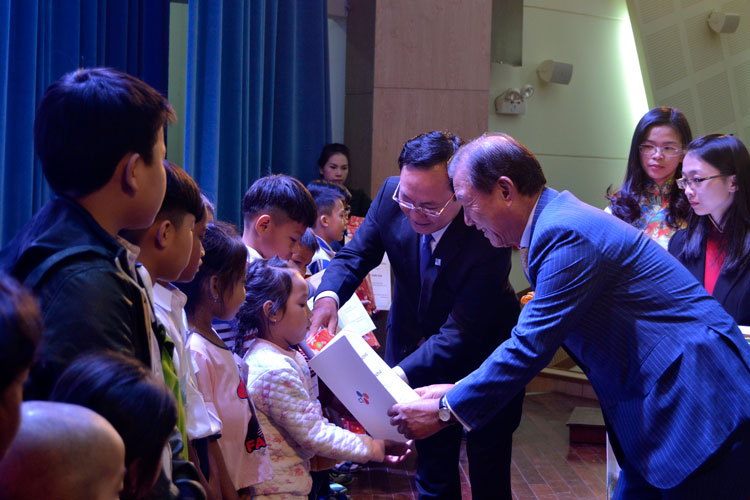Lãnh đạo Tập đoàn CJ và ông Nguyễn Văn Yên trao tặng học bổng cho các bé học sinh