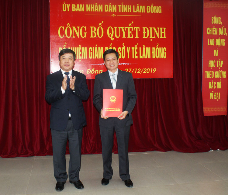 Chủ tịch UBND tỉnh Đoàn Văn Việt trao quyết định bổ nhiệm Giám đốc Sở Y tế cho BSCKII Nguyễn Đức Thuận