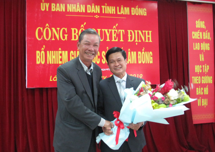 Ông Trương Văn Hòa - Giám đốc Sở Nội vụ tặng hoa chúc mừng tân Giám đốc Sở Y tế Lâm Đồng