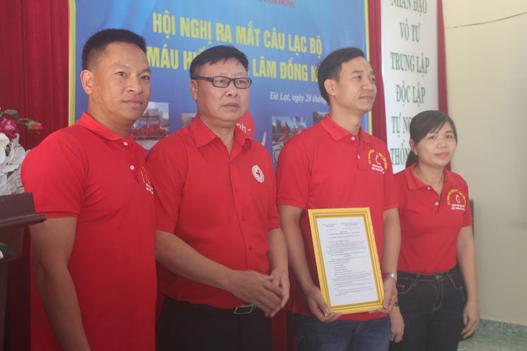 Ông Đỗ Hoàng Tuấn – Chủ tịch Hội Chữ thập đỏ tỉnh Lâm Đồng trao quyết định ra mắt CLB nhóm máu hiếm tỉnh Lâm Đồng