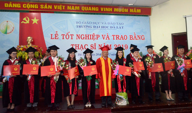  PGS. TS. Cao Thế Trình - Chủ tịch Hội đồng Trường Đại học Đà Lạt trao bằng tốt nghiệp cho các tân thạc sĩ